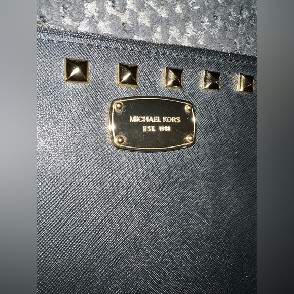Like new Michael Kors wristlet - Picture 2 of 4